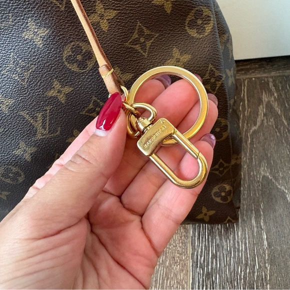 Louis Vuitton Monogram Artsy MM Shoulder Bag - Picture 5 of 16